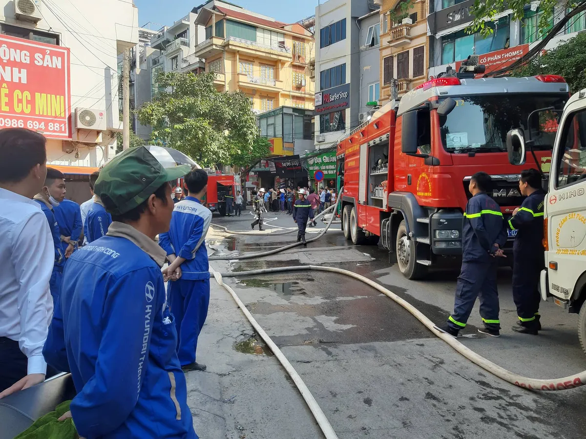 Hà Nội: Dập tắt đám cháy ở căn nhà 8 tầng phố Trung Kính - Ảnh 1.