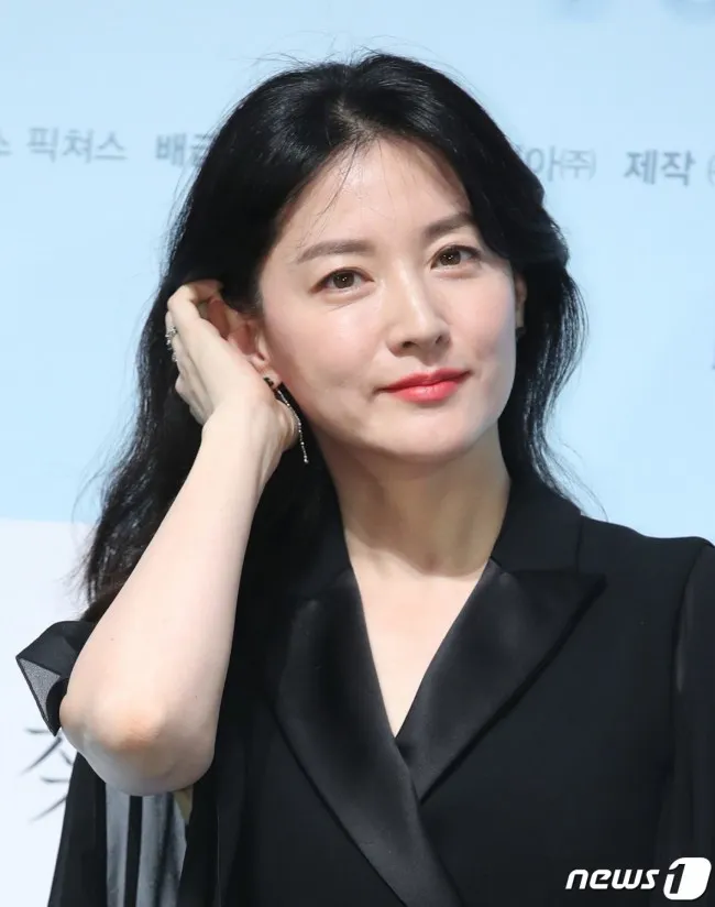 Lee Young Ae trẻ và đẹp như nữ thần ở độ tuổi U50 - Ảnh 4.