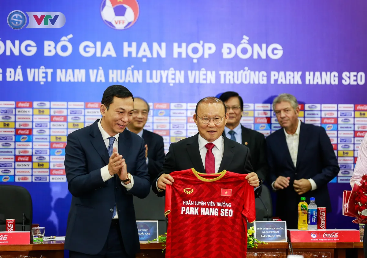 HLV Park Hang Seo cảm ơn bầu Đức trong ngày gia hạn hợp đồng dẫn dắt ĐT Việt Nam - Ảnh 1. HLV Park Hang Seo cảm ơn bầu Đức trong ngày gia hạn hợp đồng dẫn dắt ĐT Việt Nam - Ảnh 1.