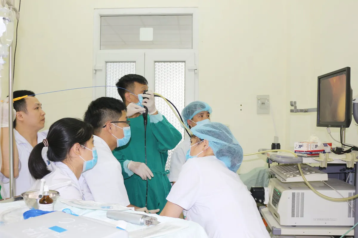 Gắp con nấc sống trong khí quản bé gái vùng cao - Ảnh 1. Gắp con nấc sống trong khí quản bé gái vùng cao - Ảnh 1.