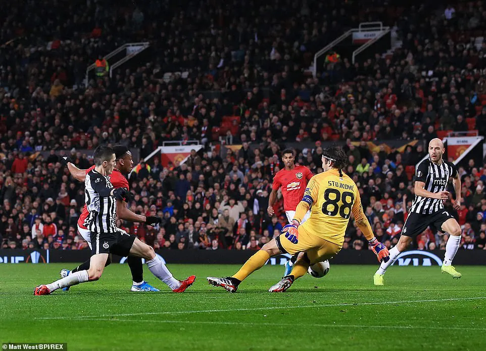 Man Utd 3-0 Partizan: Tam tấu lập công, chiến thắng ấn tượng! - Ảnh 1. Man Utd 3-0 Partizan: Tam tấu lập công, chiến thắng ấn tượng! - Ảnh 1.
