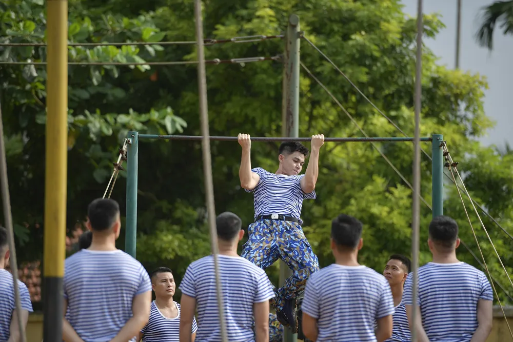 Jun Phạm gây bất ngờ với hình ảnh “chuẩn soái ca” cơ bắp cuồn cuộn - Ảnh 4.