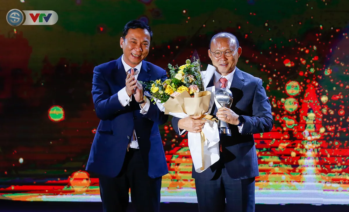 ẢNH: Các danh hiệu ấn tượng tại lễ trao giải AFF Award 2019 - Ảnh 10. ẢNH: Các danh hiệu ấn tượng tại lễ trao giải AFF Award 2019 - Ảnh 10.