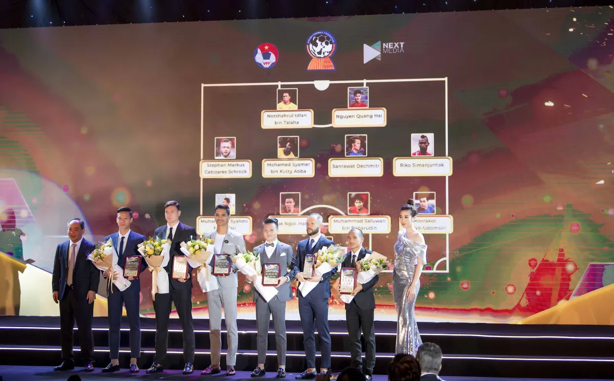 AFF Awards 2019: Tiểu Vy selfie cùng Đặng Văn Lâm, Đỗ Mỹ Linh khoe sắc bên dàn cầu thủ - Ảnh 4.