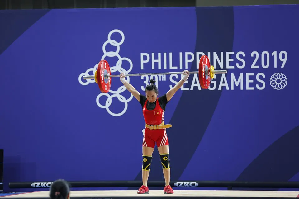 Vương Thị Huyền giành HCV đầu tiên cho cử tạ Việt Nam tại SEA Games 30 - Ảnh 2. Vương Thị Huyền giành HCV đầu tiên cho cử tạ Việt Nam tại SEA Games 30 - Ảnh 2.