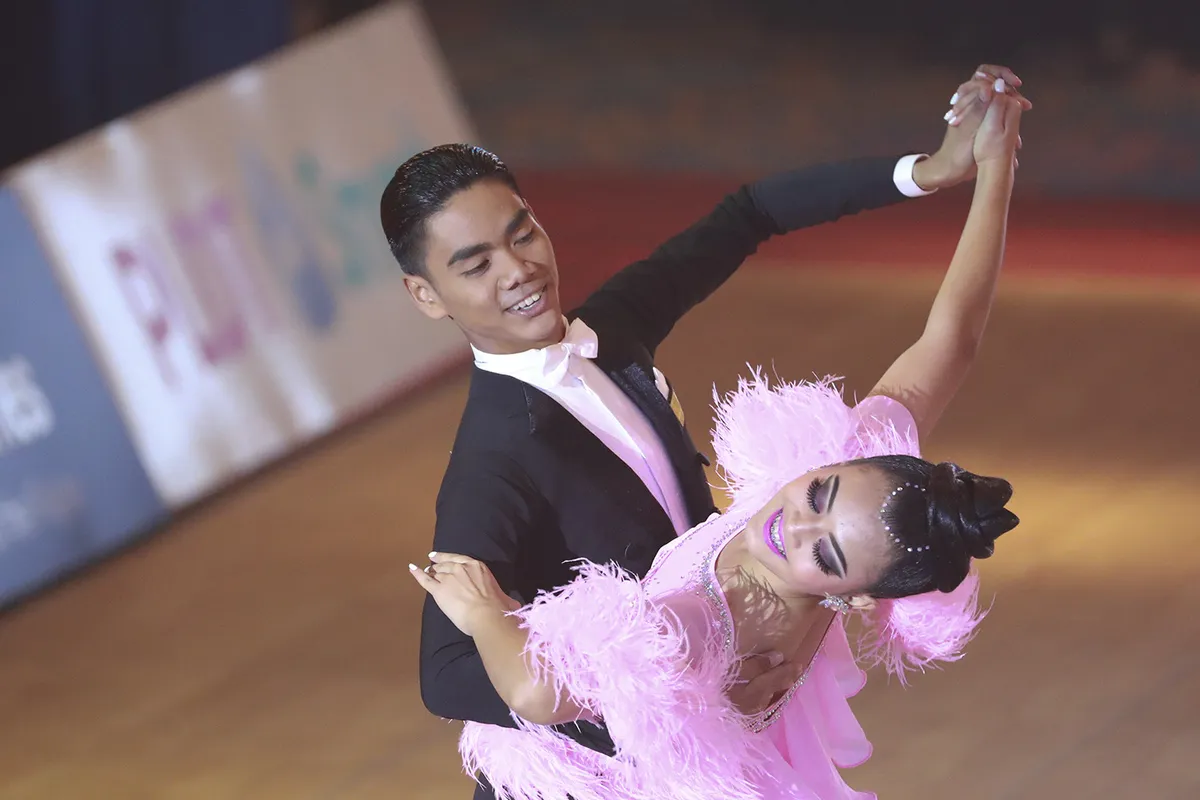 Hút mắt với những bộ cánh sặc sỡ của VĐV Dance Sport tại SEA Games 30 - Ảnh 7. Hút mắt với những bộ cánh sặc sỡ của VĐV Dance Sport tại SEA Games 30 - Ảnh 7.