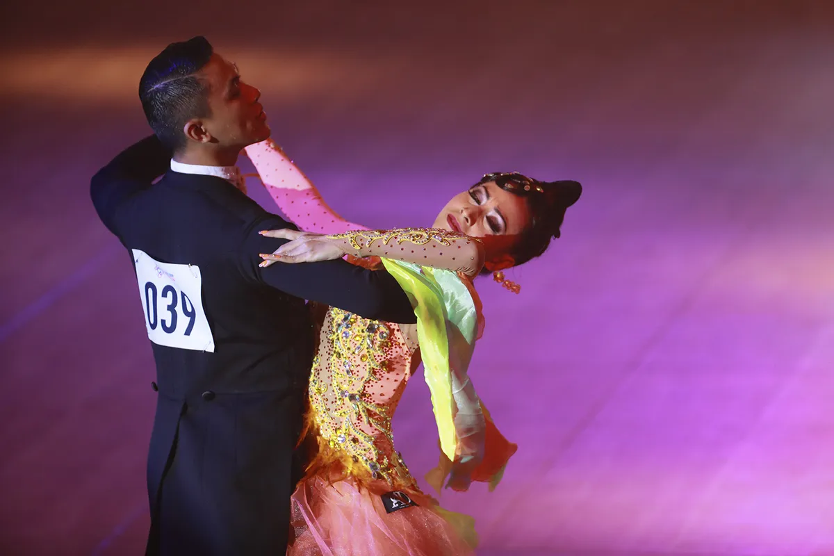 Hút mắt với những bộ cánh sặc sỡ của VĐV Dance Sport tại SEA Games 30 - Ảnh 9. Hút mắt với những bộ cánh sặc sỡ của VĐV Dance Sport tại SEA Games 30 - Ảnh 9.