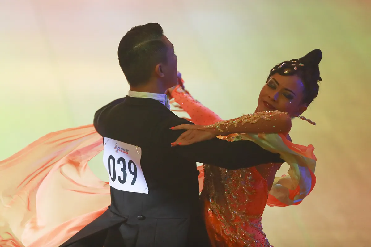 Hút mắt với những bộ cánh sặc sỡ của VĐV Dance Sport tại SEA Games 30 - Ảnh 8. Hút mắt với những bộ cánh sặc sỡ của VĐV Dance Sport tại SEA Games 30 - Ảnh 8.