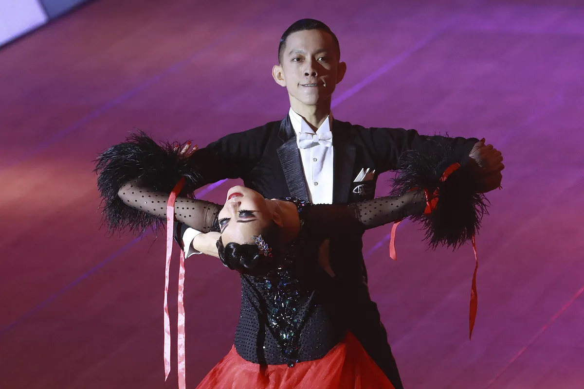 Hút mắt với những bộ cánh sặc sỡ của VĐV Dance Sport tại SEA Games 30 - Ảnh 1. Hút mắt với những bộ cánh sặc sỡ của VĐV Dance Sport tại SEA Games 30 - Ảnh 1.