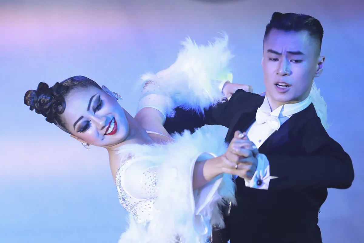 Hút mắt với những bộ cánh sặc sỡ của VĐV Dance Sport tại SEA Games 30 - Ảnh 4. Hút mắt với những bộ cánh sặc sỡ của VĐV Dance Sport tại SEA Games 30 - Ảnh 4.