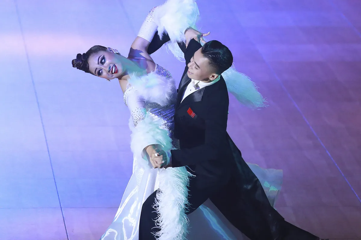 Hút mắt với những bộ cánh sặc sỡ của VĐV Dance Sport tại SEA Games 30 - Ảnh 3. Hút mắt với những bộ cánh sặc sỡ của VĐV Dance Sport tại SEA Games 30 - Ảnh 3.