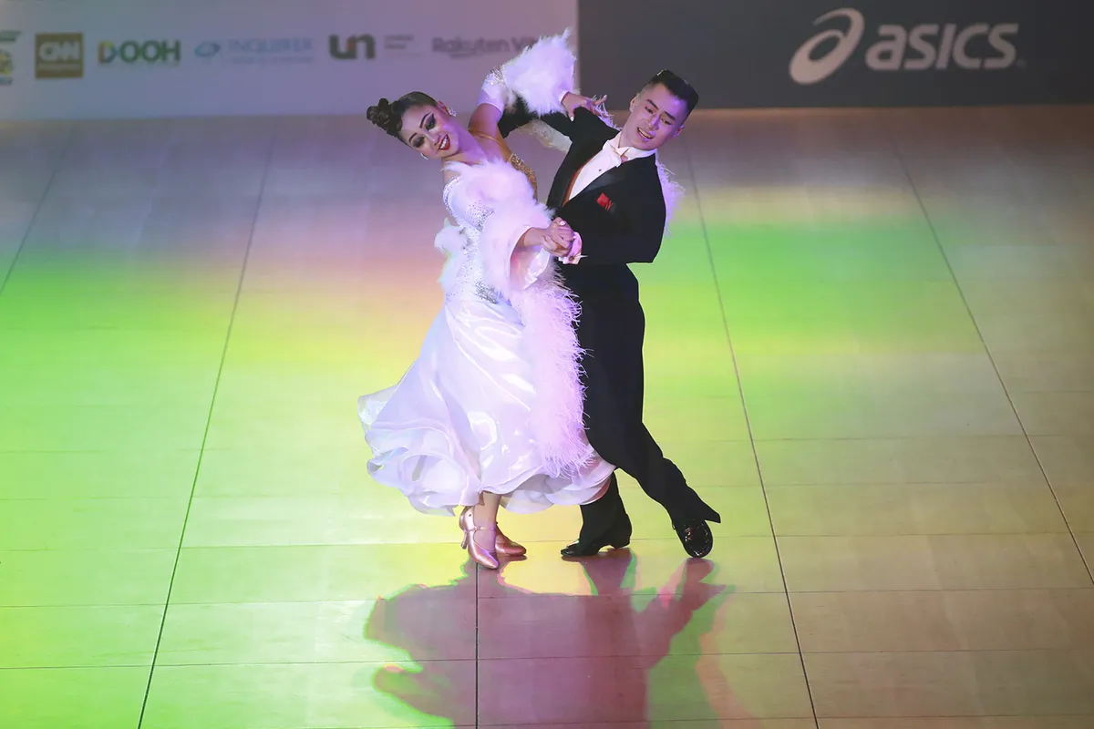 Hút mắt với những bộ cánh sặc sỡ của VĐV Dance Sport tại SEA Games 30 - Ảnh 2. Hút mắt với những bộ cánh sặc sỡ của VĐV Dance Sport tại SEA Games 30 - Ảnh 2.