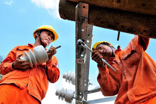 Đối mặt với nhiều áp lực, ngành điện đảm bảo cung ứng điện dịp cuối năm Đối mặt với nhiều áp lực, ngành điện đảm bảo cung ứng điện dịp cuối năm