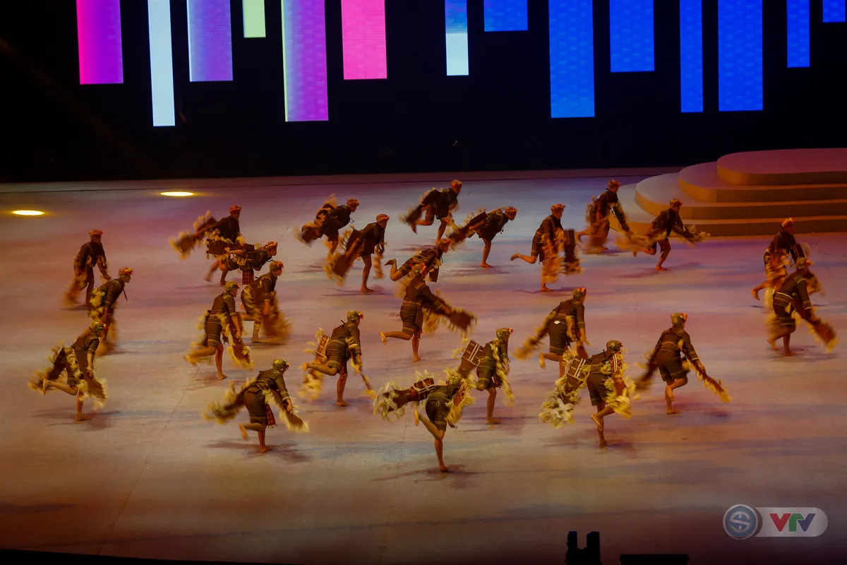 ẢNH: Lễ khai mạc SEA Games 30 đơn giản nhưng đậm màu sắc và giàu ý nghĩa - Ảnh 2. ẢNH: Lễ khai mạc SEA Games 30 đơn giản nhưng đậm màu sắc và giàu ý nghĩa - Ảnh 2.