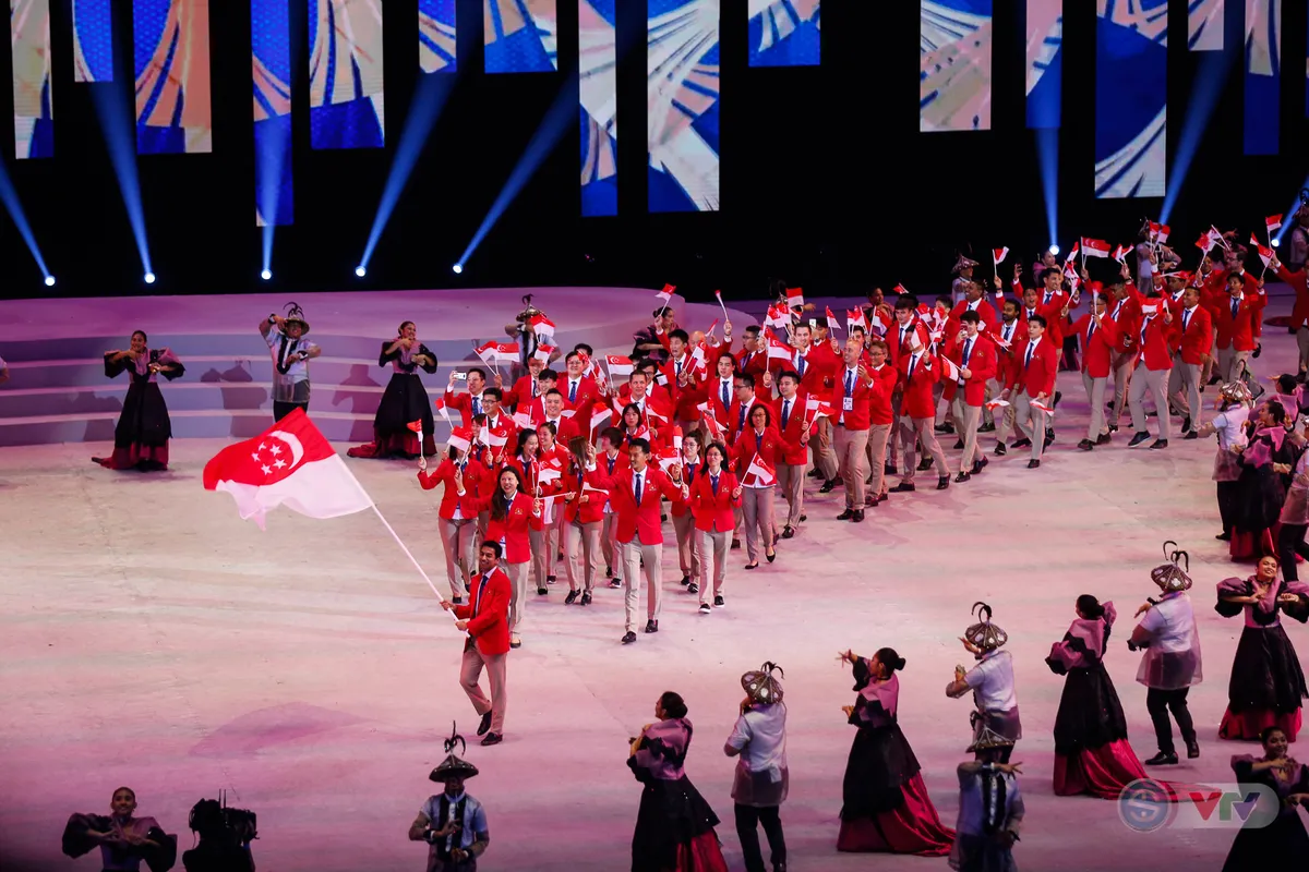 ẢNH: Lễ khai mạc SEA Games 30 đơn giản nhưng đậm màu sắc và giàu ý nghĩa - Ảnh 11. ẢNH: Lễ khai mạc SEA Games 30 đơn giản nhưng đậm màu sắc và giàu ý nghĩa - Ảnh 11.