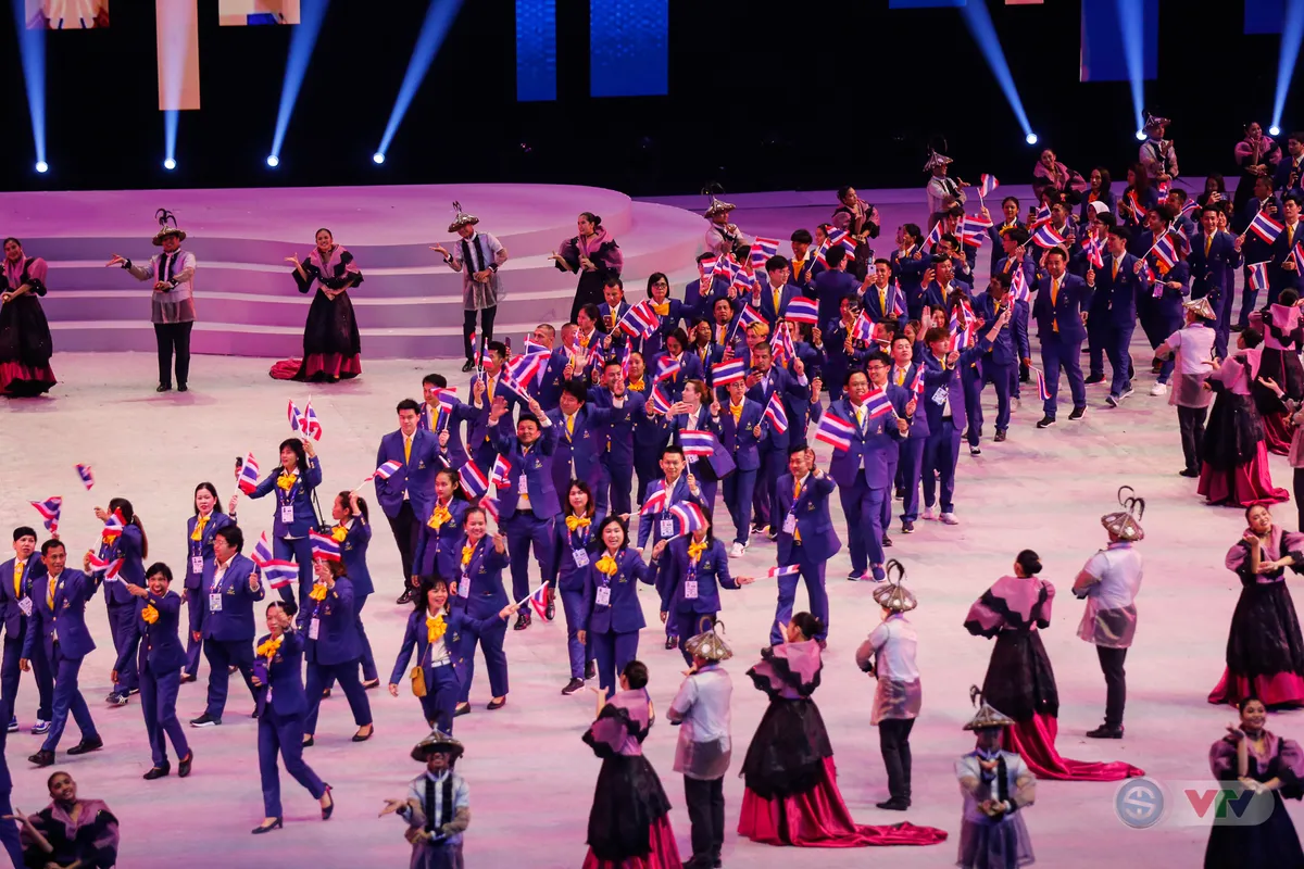 ẢNH: Lễ khai mạc SEA Games 30 đơn giản nhưng đậm màu sắc và giàu ý nghĩa - Ảnh 10. ẢNH: Lễ khai mạc SEA Games 30 đơn giản nhưng đậm màu sắc và giàu ý nghĩa - Ảnh 10.