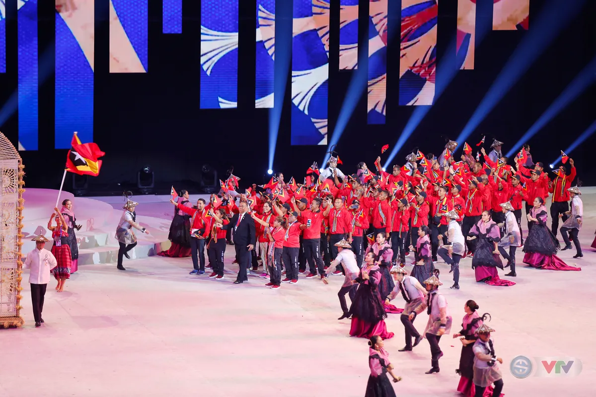 ẢNH: Lễ khai mạc SEA Games 30 đơn giản nhưng đậm màu sắc và giàu ý nghĩa - Ảnh 9. ẢNH: Lễ khai mạc SEA Games 30 đơn giản nhưng đậm màu sắc và giàu ý nghĩa - Ảnh 9.