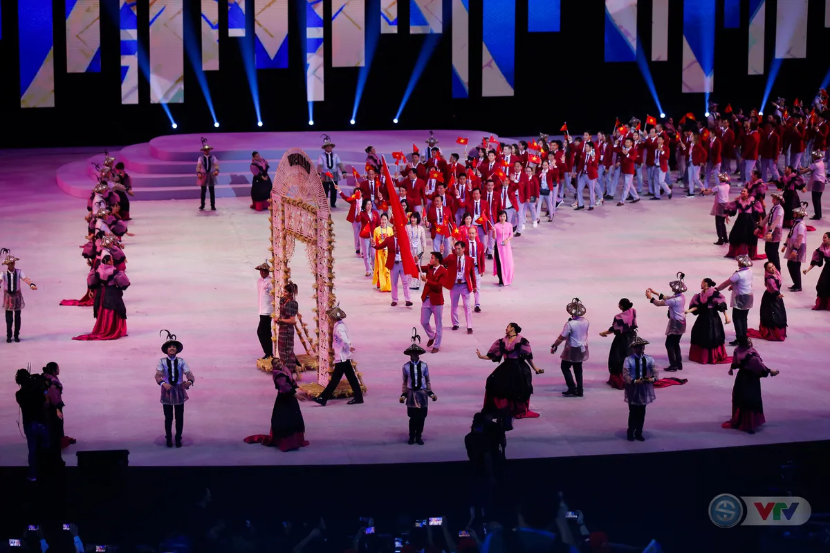 ẢNH: Lễ khai mạc SEA Games 30 đơn giản nhưng đậm màu sắc và giàu ý nghĩa - Ảnh 14. ẢNH: Lễ khai mạc SEA Games 30 đơn giản nhưng đậm màu sắc và giàu ý nghĩa - Ảnh 14.