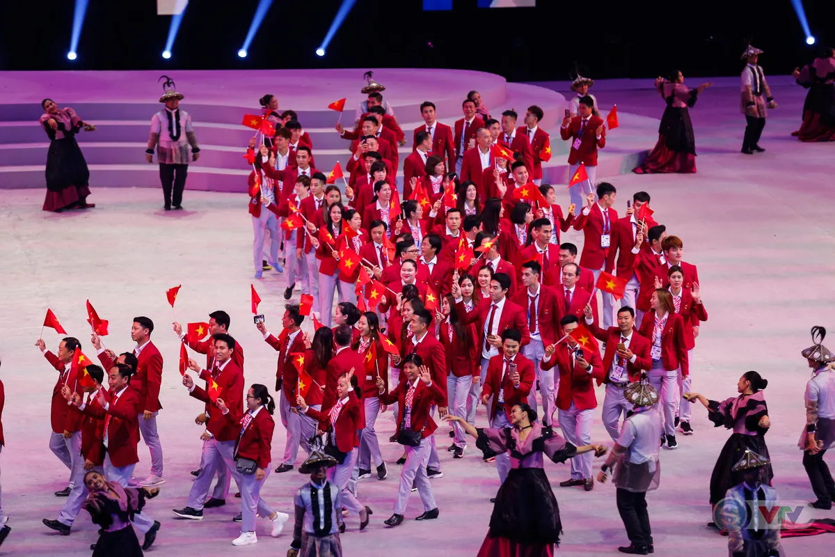 ẢNH: Lễ khai mạc SEA Games 30 đơn giản nhưng đậm màu sắc và giàu ý nghĩa - Ảnh 13. ẢNH: Lễ khai mạc SEA Games 30 đơn giản nhưng đậm màu sắc và giàu ý nghĩa - Ảnh 13.