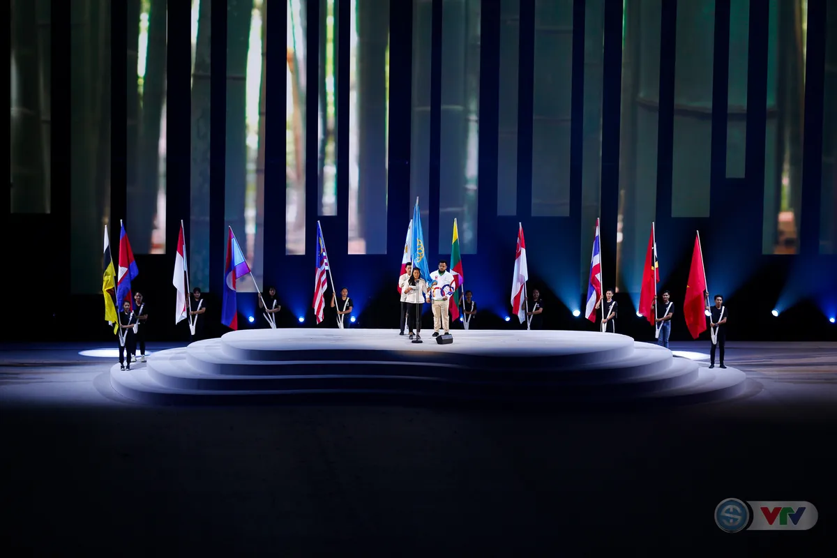 ẢNH: Lễ khai mạc SEA Games 30 đơn giản nhưng đậm màu sắc và giàu ý nghĩa - Ảnh 18. ẢNH: Lễ khai mạc SEA Games 30 đơn giản nhưng đậm màu sắc và giàu ý nghĩa - Ảnh 18.
