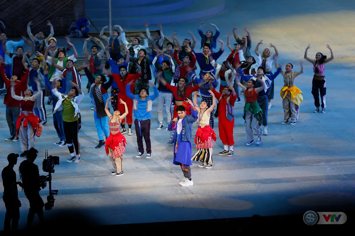 ẢNH: Lễ khai mạc SEA Games 30 đơn giản nhưng đậm màu sắc và giàu ý nghĩa - Ảnh 21. ẢNH: Lễ khai mạc SEA Games 30 đơn giản nhưng đậm màu sắc và giàu ý nghĩa - Ảnh 21.