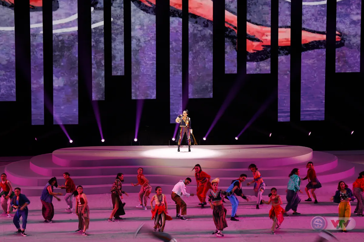 ẢNH: Lễ khai mạc SEA Games 30 đơn giản nhưng đậm màu sắc và giàu ý nghĩa - Ảnh 20. ẢNH: Lễ khai mạc SEA Games 30 đơn giản nhưng đậm màu sắc và giàu ý nghĩa - Ảnh 20.