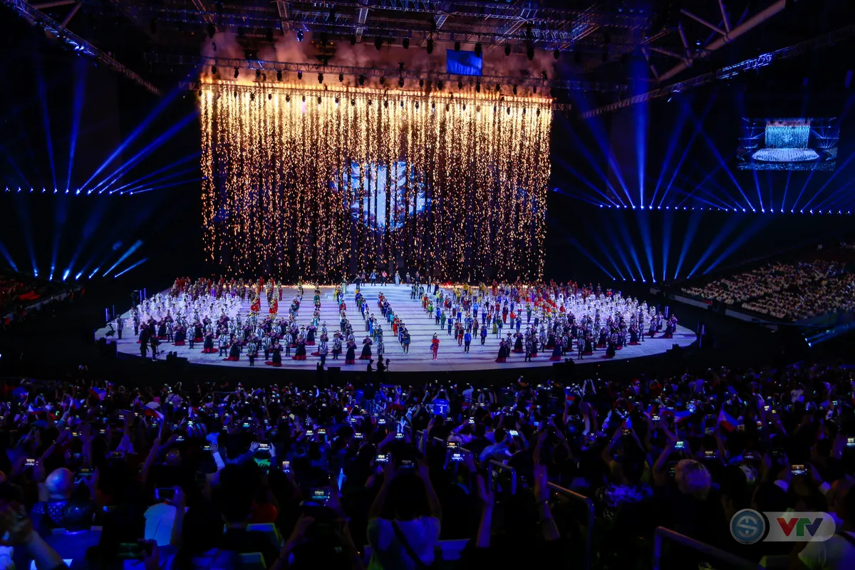 ẢNH: Lễ khai mạc SEA Games 30 đơn giản nhưng đậm màu sắc và giàu ý nghĩa - Ảnh 22. ẢNH: Lễ khai mạc SEA Games 30 đơn giản nhưng đậm màu sắc và giàu ý nghĩa - Ảnh 22.
