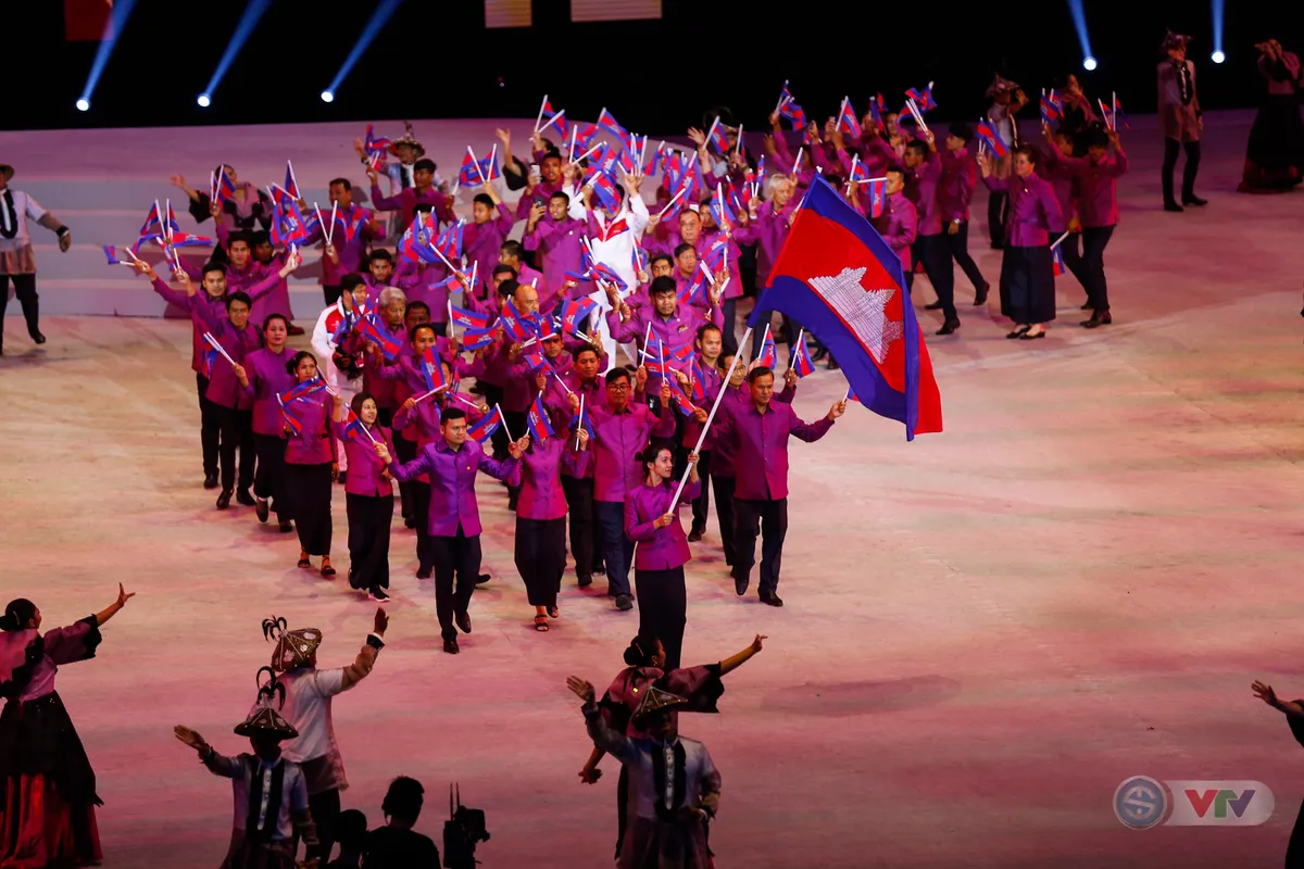 ẢNH: Lễ khai mạc SEA Games 30 đơn giản nhưng đậm màu sắc và giàu ý nghĩa - Ảnh 7. ẢNH: Lễ khai mạc SEA Games 30 đơn giản nhưng đậm màu sắc và giàu ý nghĩa - Ảnh 7.