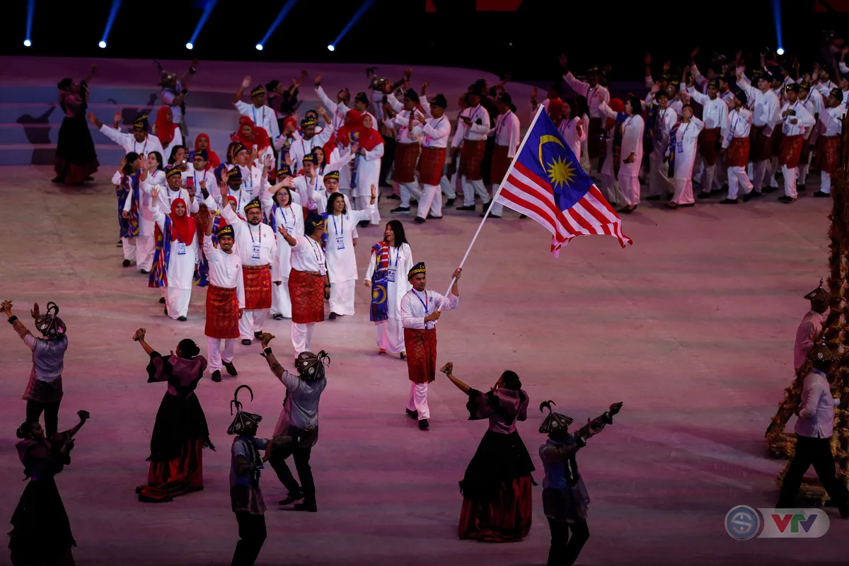 ẢNH: Lễ khai mạc SEA Games 30 đơn giản nhưng đậm màu sắc và giàu ý nghĩa - Ảnh 8. ẢNH: Lễ khai mạc SEA Games 30 đơn giản nhưng đậm màu sắc và giàu ý nghĩa - Ảnh 8.