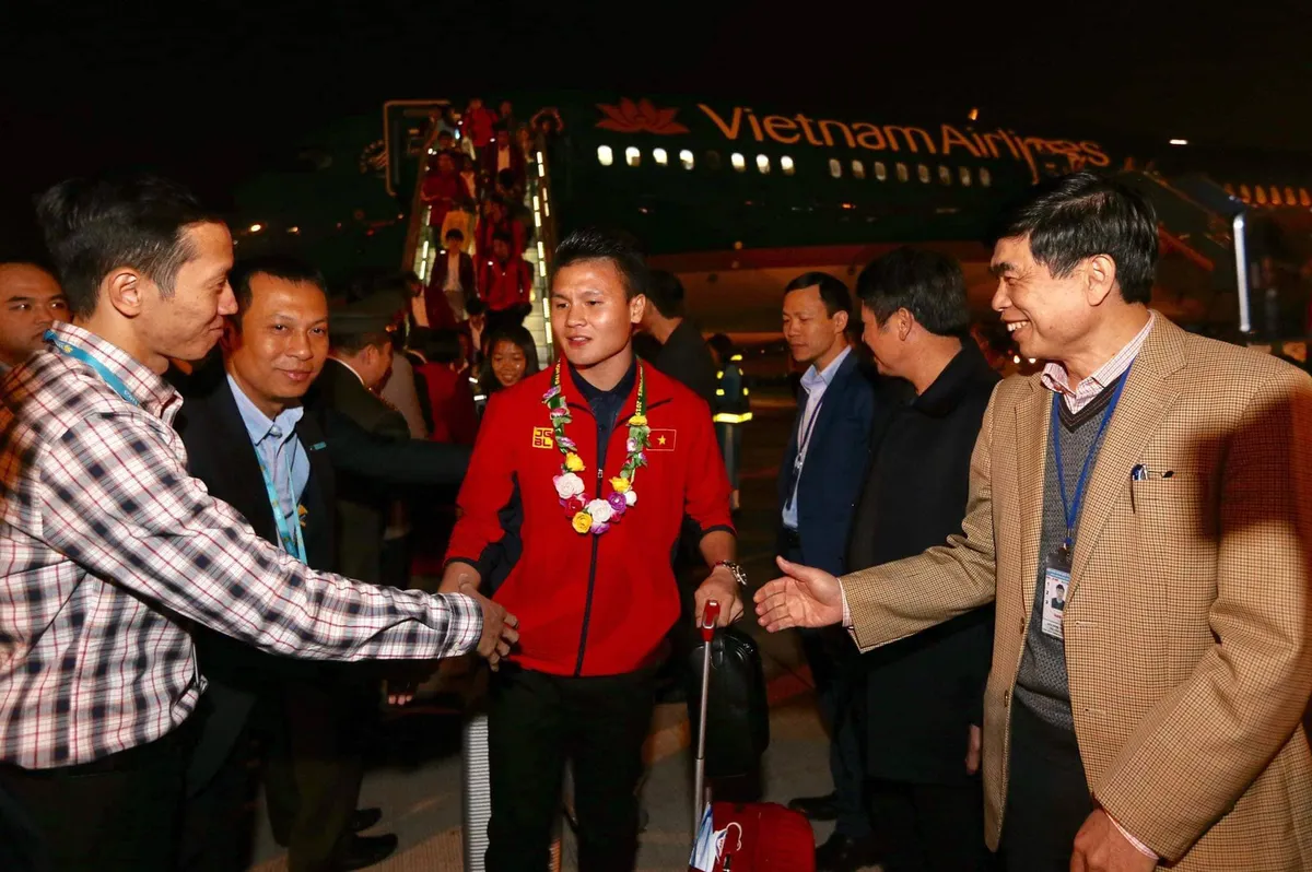 ẢNH: U22 Việt Nam và ĐT nữ Việt Nam về đến Hà Nội sau hành trình chinh phục SEA Games 30 - Ảnh 10. ẢNH: U22 Việt Nam và ĐT nữ Việt Nam về đến Hà Nội sau hành trình chinh phục SEA Games 30 - Ảnh 10.