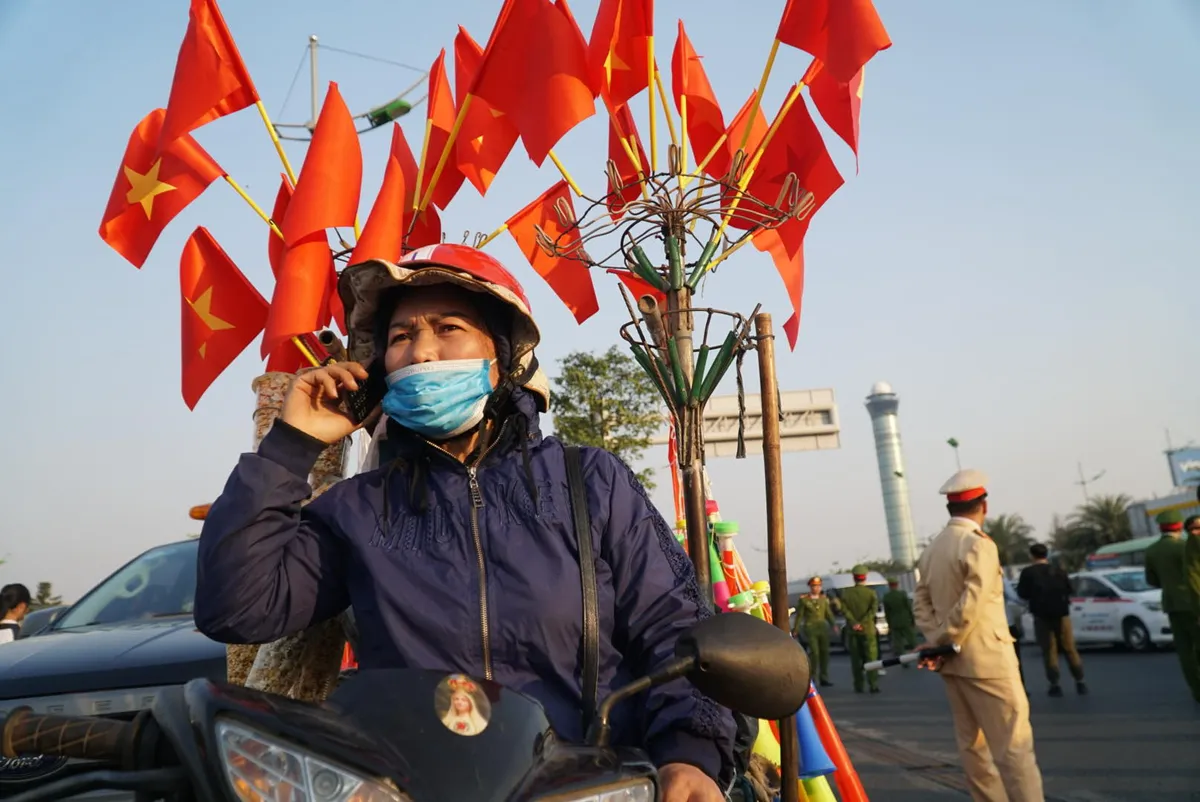 Các CĐV hâm nóng bầu không khí phía ngoài sân bay Nội Bài - Ảnh 8.