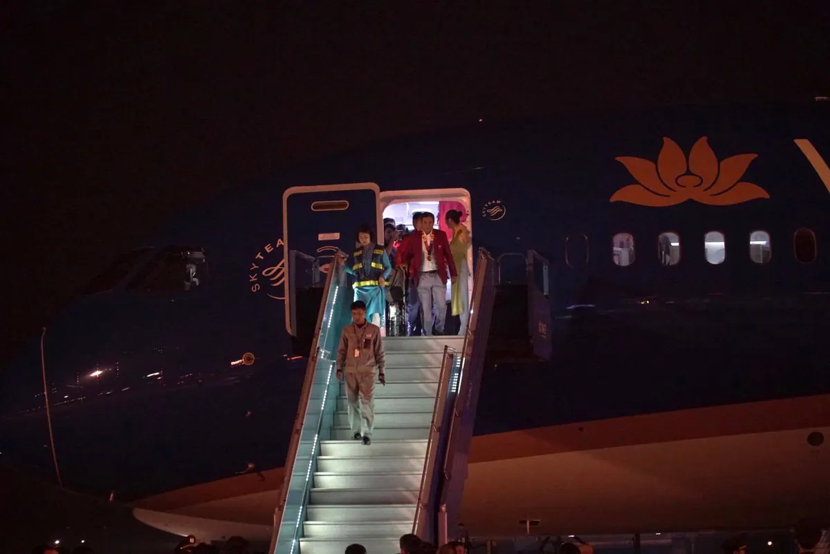 ẢNH: U22 Việt Nam và ĐT nữ Việt Nam về đến Hà Nội sau hành trình chinh phục SEA Games 30 - Ảnh 6. ẢNH: U22 Việt Nam và ĐT nữ Việt Nam về đến Hà Nội sau hành trình chinh phục SEA Games 30 - Ảnh 6.