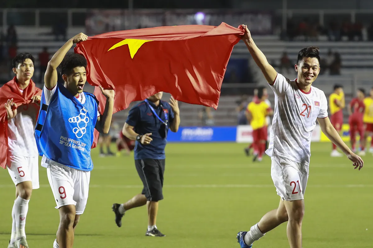 Những hình ảnh không thể nào quên trong lần đầu tiên bóng đá nam Việt Nam lên đỉnh SEA Games - Ảnh 6. Những hình ảnh không thể nào quên trong lần đầu tiên bóng đá nam Việt Nam lên đỉnh SEA Games - Ảnh 6.