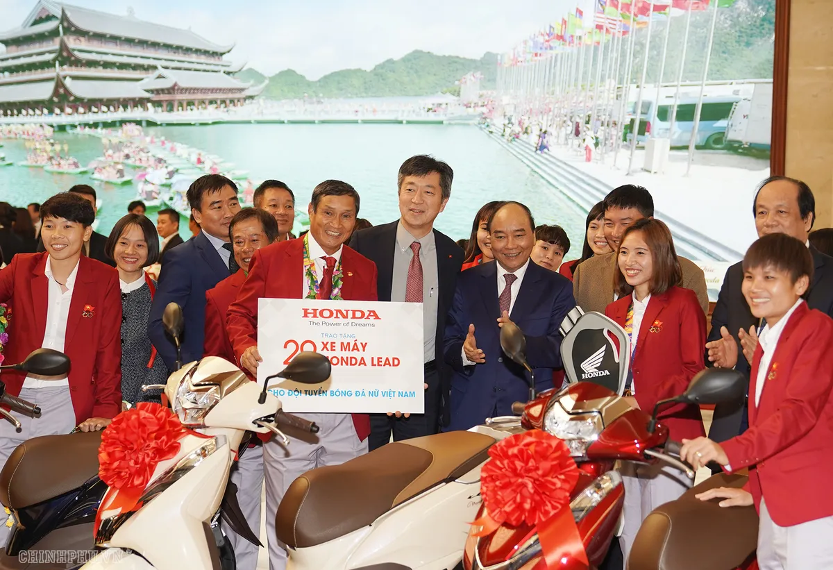  Chùm ảnh: Thủ tướng Nguyễn Xuân Phúc gặp đội tuyển bóng đá Việt Nam - Ảnh 13.