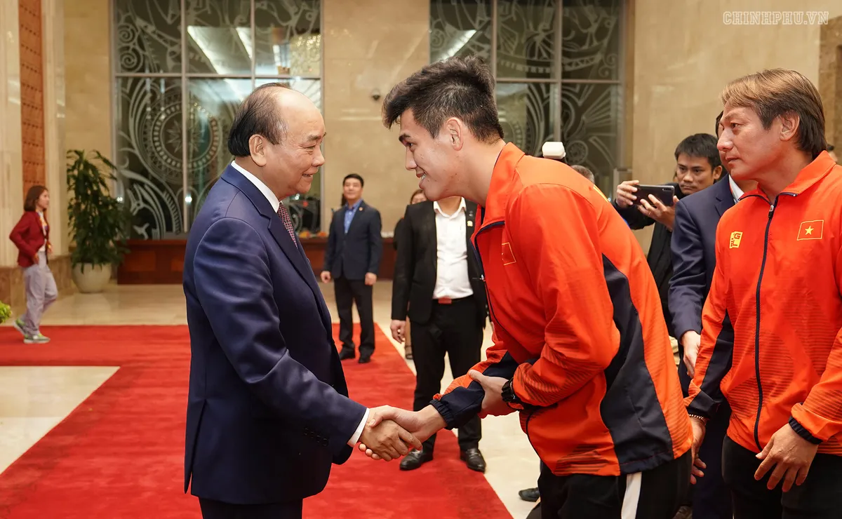 Chùm ảnh: Thủ tướng Nguyễn Xuân Phúc gặp đội tuyển bóng đá Việt Nam - Ảnh 4.