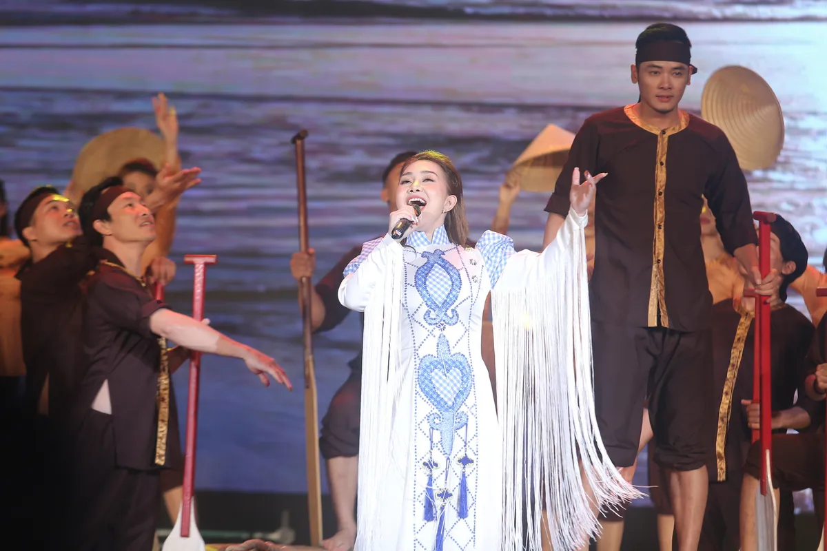 Quán quân Giọng hát Việt nhí 2019 khoe giọng hát trong veo tại Lễ khai mạc LHTHTQ lần thứ 39 - Ảnh 5.