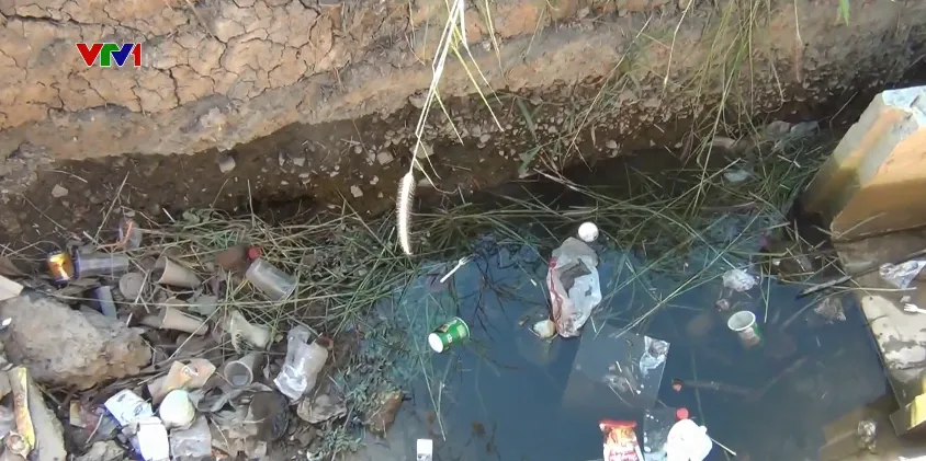 Nhiều hố s&acirc;u nguy hiểm tr&ecirc;n Quốc lộ 1 - Ảnh 1.