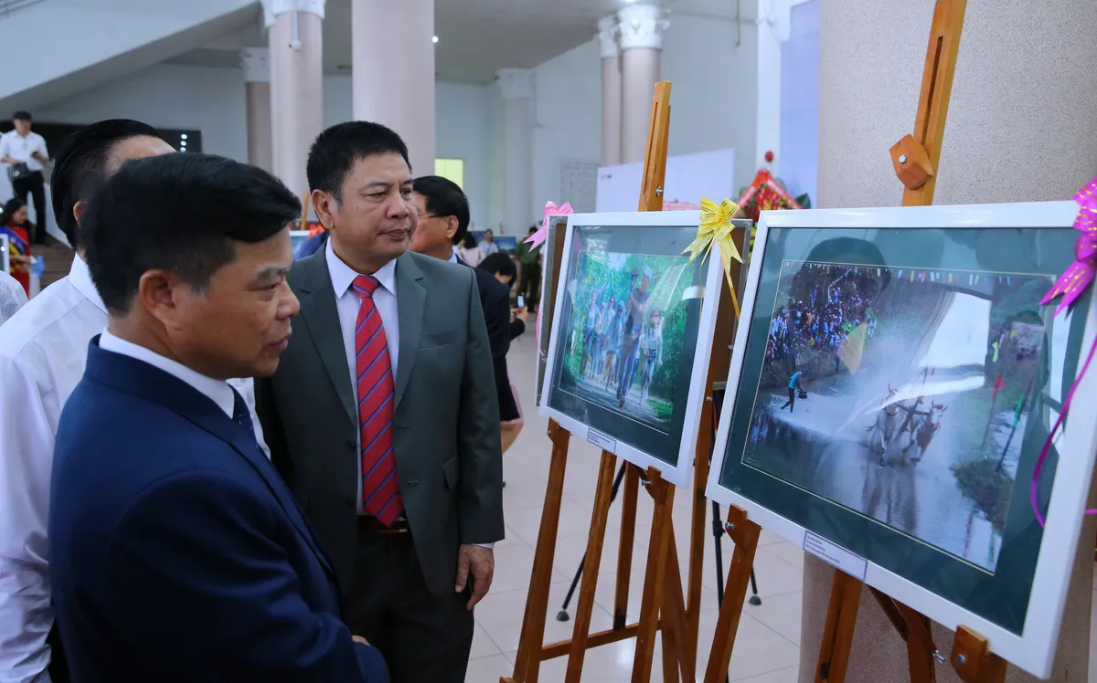 Khai mạc Triển lãm ảnh Những người làm truyền hình tại LHTHTQ lần thứ 39 - Ảnh 4. Khai mạc Triển lãm ảnh Những người làm truyền hình tại LHTHTQ lần thứ 39 - Ảnh 4.
