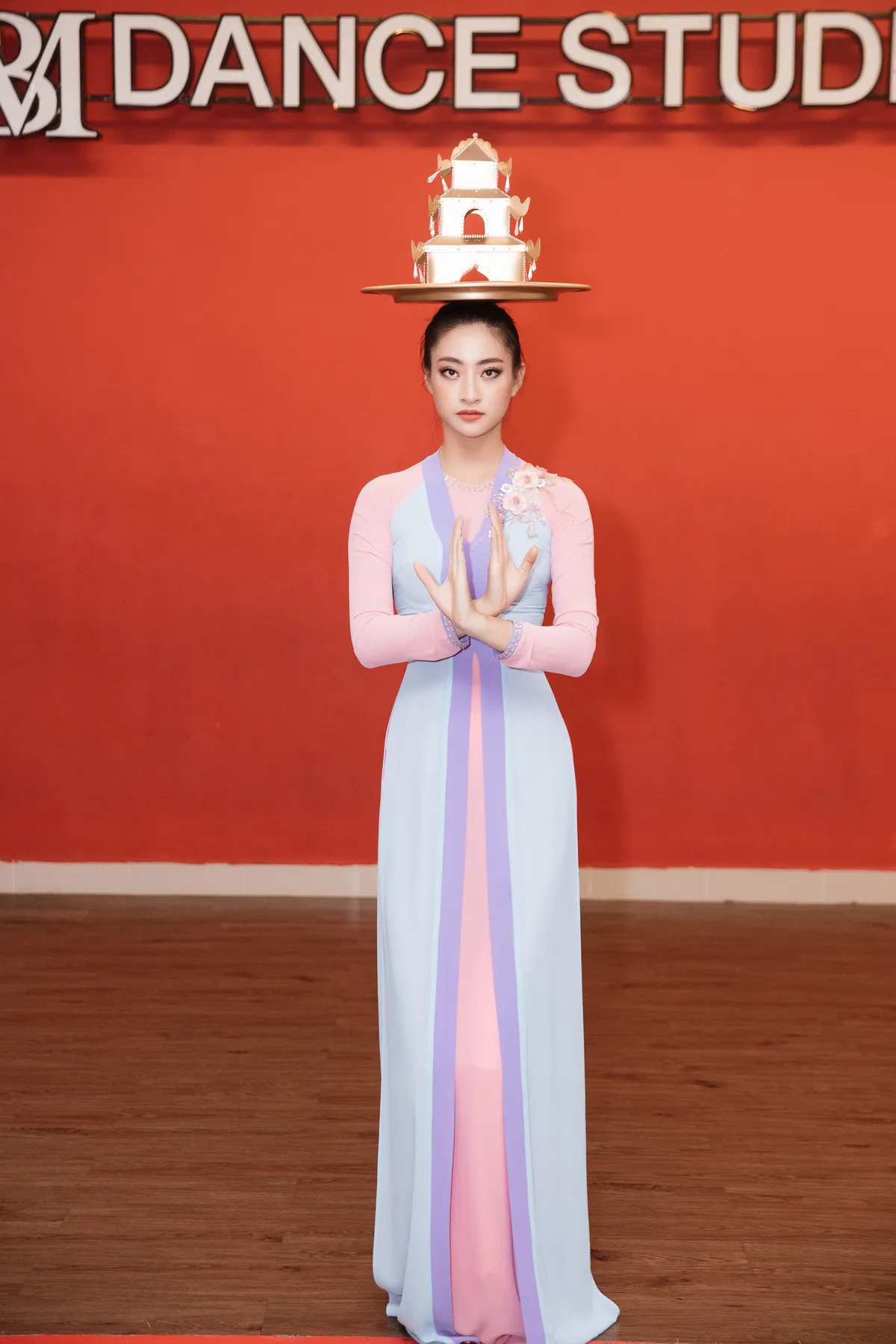 Hoa hậu Lương Thùy Linh mang điệu múa mâm đến Miss World 2019 - Ảnh 1.