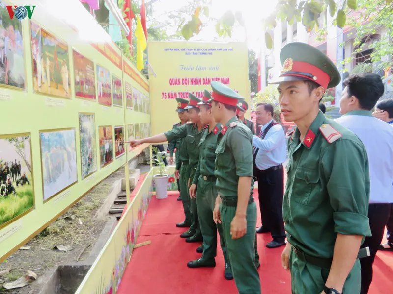 Khai mạc triển lãm ảnh “Đảng Cộng sản Việt Nam - 90 mùa Xuân lịch sử” - Ảnh 1. Khai mạc triển lãm ảnh “Đảng Cộng sản Việt Nam - 90 mùa Xuân lịch sử” - Ảnh 1.