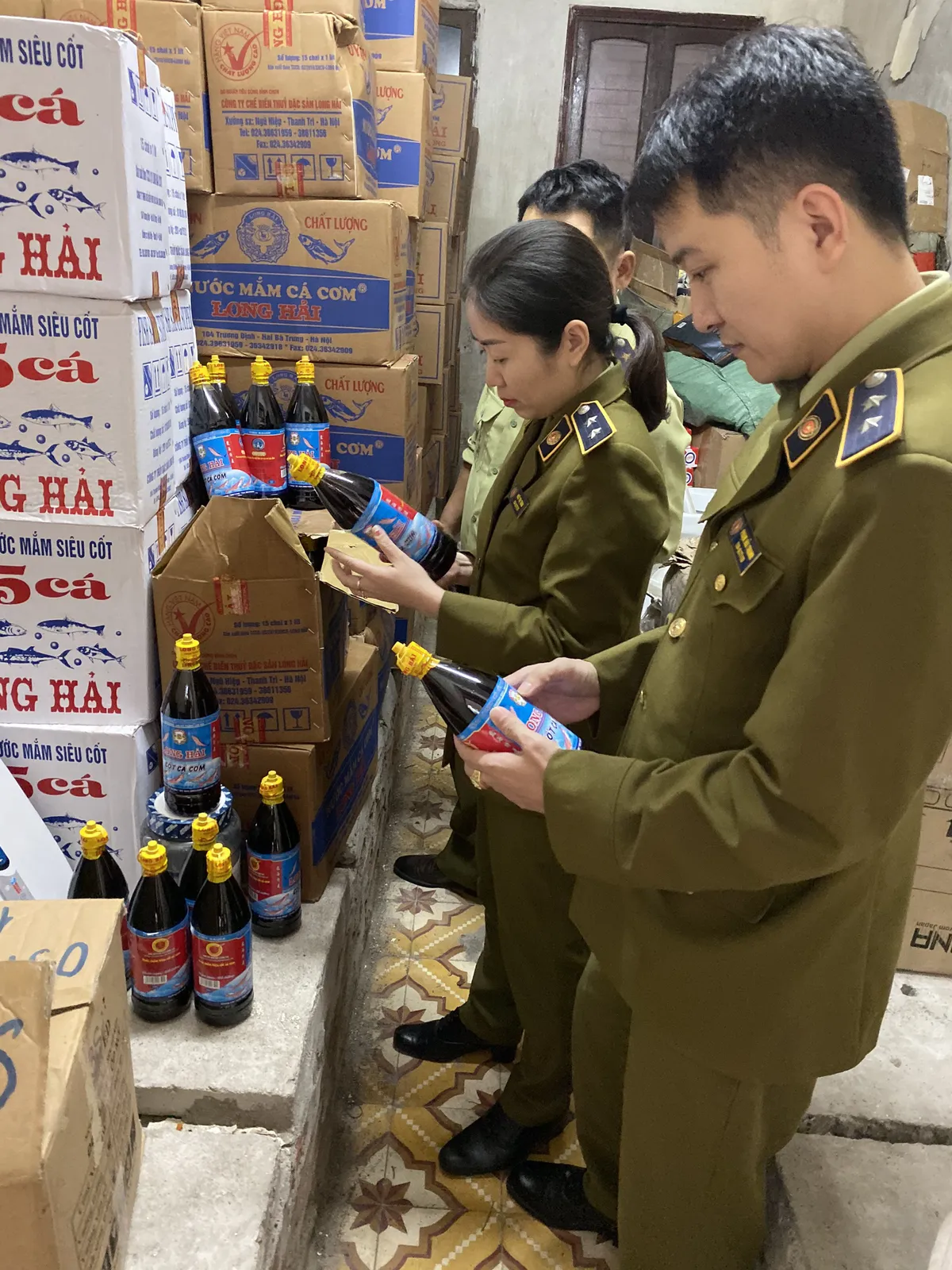 Hơn 3.000 chai nước mắm bị thu giữ tại Nghệ An là hàng giả, không có giá trị sử dụng - Ảnh 1. Hơn 3.000 chai nước mắm bị thu giữ tại Nghệ An là hàng giả, không có giá trị sử dụng - Ảnh 1.