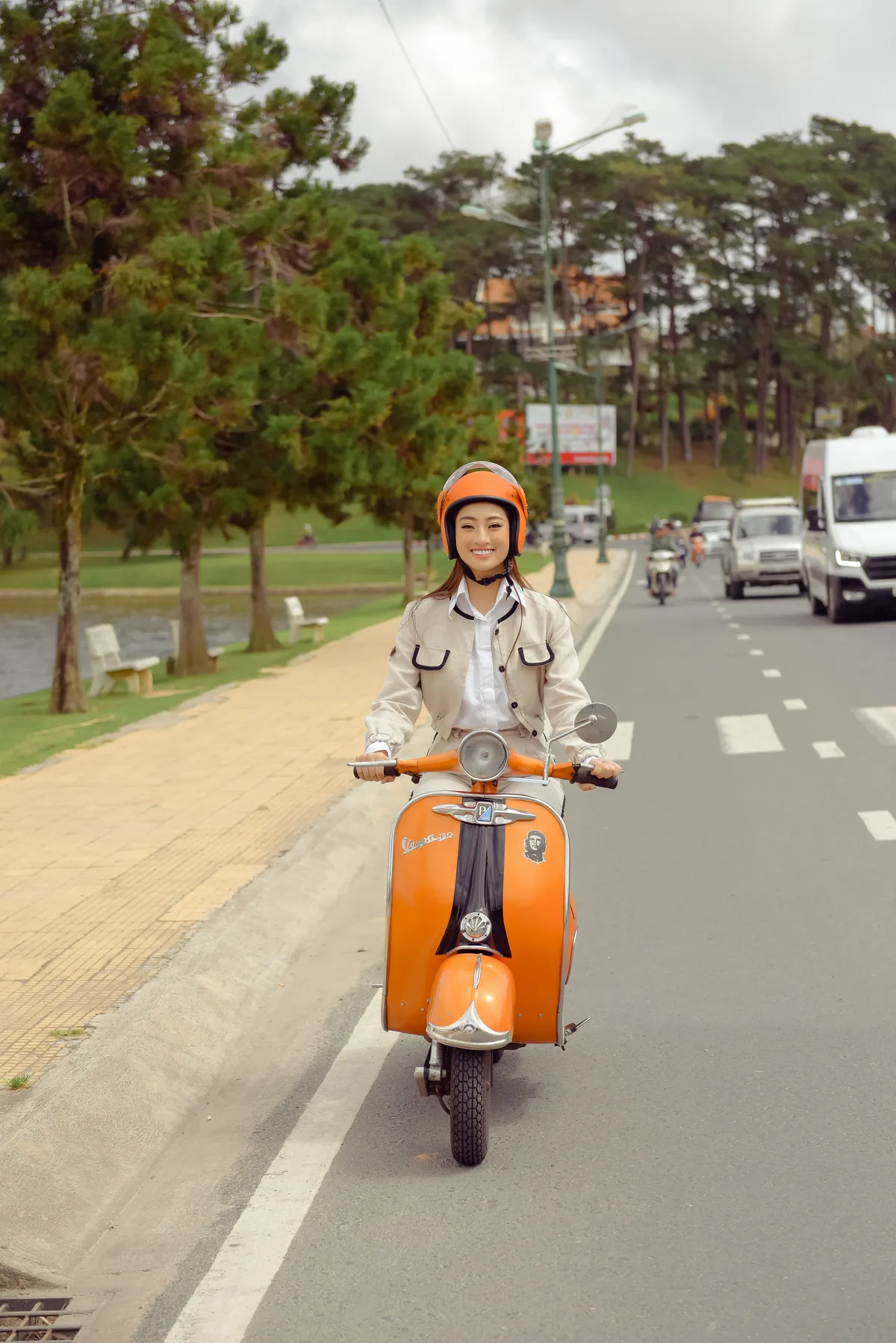 Hoa hậu Lương Thuỳ Linh check-in những nơi không nên bỏ qua khi đến Đà Lạt - Ảnh 10.