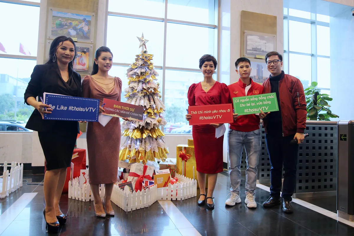 Rực rỡ sắc màu Giáng sinh tại Đài Truyền hình Việt Nam - Ảnh 10. Rực rỡ sắc màu Giáng sinh tại Đài Truyền hình Việt Nam - Ảnh 10.