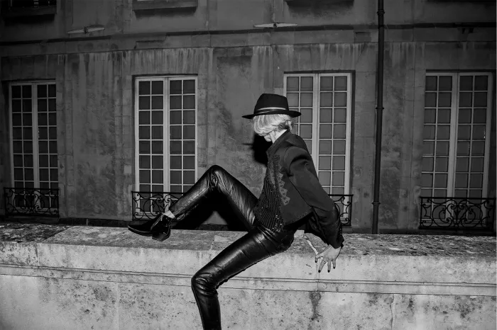 Anja Rubik đầy ấn tượng trên tạp chí T của Singapore - Ảnh 10.