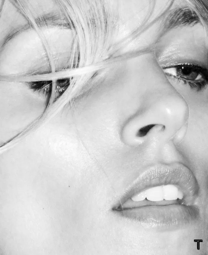 Anja Rubik đầy ấn tượng trên tạp chí T của Singapore - Ảnh 4.