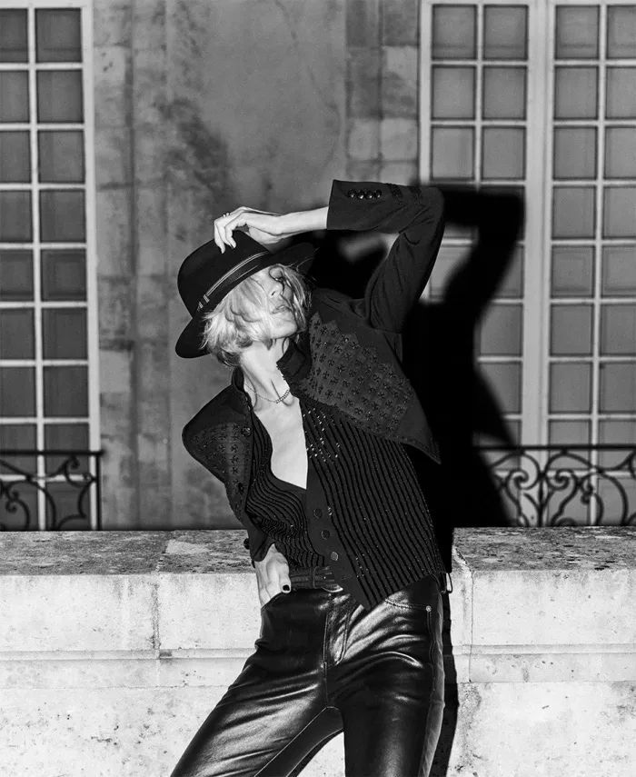 Anja Rubik đầy ấn tượng trên tạp chí T của Singapore - Ảnh 3.