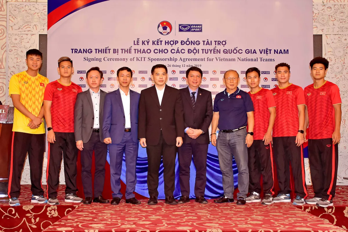 Liên đoàn bóng đá Việt Nam ký kết hợp đồng với Grand Sport Group - Ảnh 1. Liên đoàn bóng đá Việt Nam ký kết hợp đồng với Grand Sport Group - Ảnh 1.