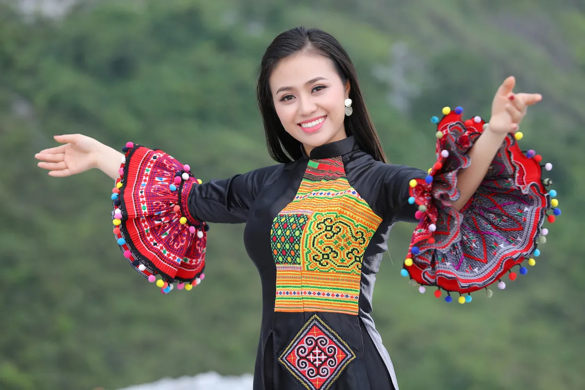 Sao mai Lương Hải Yến suýt ngã vì trèo núi cao quay MV “Bài ca trên núi” - Ảnh 1.