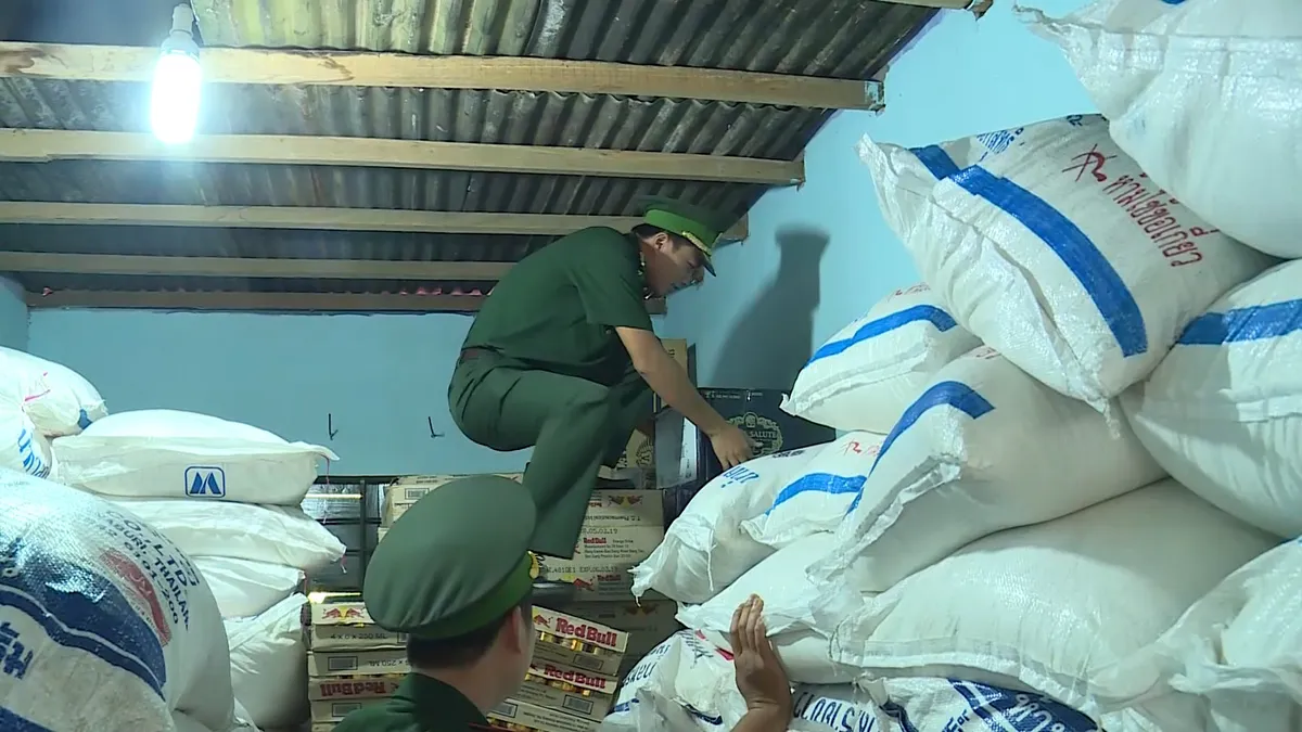 Quảng Trị bắt vụ vận chuyển hơn 400 chai rượu lậu - Ảnh 1. Quảng Trị bắt vụ vận chuyển hơn 400 chai rượu lậu - Ảnh 1.