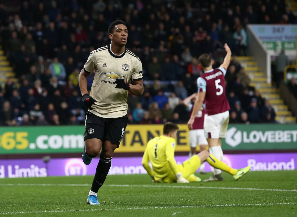 Burnley 0-2 Manchester United: Chiến thắng quan trọng (Vòng 20 Ngoại hạng Anh) - Ảnh 2. Burnley 0-2 Manchester United: Chiến thắng quan trọng (Vòng 20 Ngoại hạng Anh) - Ảnh 2.